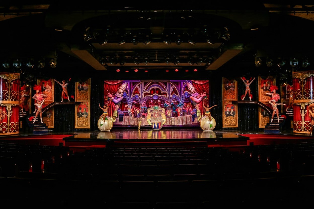 Escenario del Moulin Rouge durante la revista Féerie